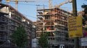 Ein Transparent der Bürgerinitiative «Deutsche Wohnen & Co. enteignen» hängt in der Nähe einer Baustelle, die sich auf dem Neubauprojekt "Am Tacheles" an der Oranienburger Straße befindet. 
