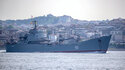 Ein russisches Militärschiff passiert den Bosporus in Istanbul