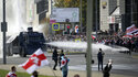 Die Polizei setzt einen Wasserwerfer gegen Demonstranten während einer Kundgebung in Minsk, Belarus, ein 