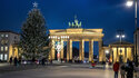 Weihnachtsbaum und Chanukka-Leuchter vor dem Brandenburger Tor in Berlin