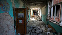 Ein Korridor im Inneren einer durch den Beschuss russischer Truppen zerstörten Schule 