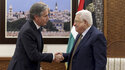 US-Außenminister Antony Blinken, links, und Palästinenserführer Mahmoud Abbas schütteln sich nach ihrem Treffen in der Stadt Ramallah im Westjordanland die Hände