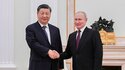Der chinesische Präsident Xi Jinping, links, schüttelt dem russischen Präsidenten Wladimir Putin vor ihren Gesprächen im Kreml in Moskau am Montag, 20. März 2023, die Hand. 