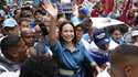 Die venezolanische Oppositionsführerin Maria Corina Machado marschiert mit ihren Anhängern, um die Registrierung ihrer Kandidatur für die Vorwahlen der Opposition am 22. Oktober vor der Nationalen Kommission für Vorwahlen auf der Plaza Altamira in Caracas, Venezuela, zu formalisieren