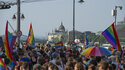 Das ungarische Parlamentsgebäude ist hinter Menschen abgebildet, die an der jährlichen Budapest Pride teilnehmen