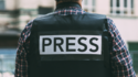 Journalist mit kugelsicherer Weste "Press"