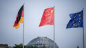 Die Flaggen von Deutschland, China und der EU wehen zum Auftakt des Deutschland-Besuchs der chinesischen Regierung im Wind vor dem Bundeskanzleramt,