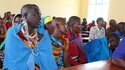 Massai Frauen sitzen in Versammlungsraum