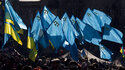 Demonstranten halten ukrainische und krimtatarische Flaggen während einer Demonstration zur Unterstützung der Krimtataren auf dem Unabhängigkeitsplatz in Kiew, Ukraine, Samstag, 8. März 2014. 