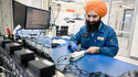 Hajrit Singh an seinem Arbeitsplatz bei der Firma Siemens Healthineers. Ohne Arbeitskräfte aus dem Ausland wird es künftig nicht gehen, lautet die Botschaft der Ampel-Koalition. 