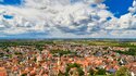Kleine alte Stadt namens Schriesheim vom Odenwald aus gesehen in Deutschland 