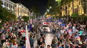 28. APRIL 2024: Menschen, die gegen das Gesetz über ausländische Agenten protestieren, marschieren zum georgischen Parlament. 