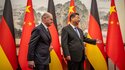 Bundeskanzler Olaf Scholz (SPD) wird von Xi Jinping, Staatspräsident von China, im Staatsgästehaus empfangen. 