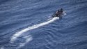 Migranten steuern ein Boot von der Nordküste Afrikas über das Mittelmeer in Richtung Italien.