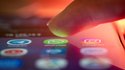 Finger über dem Smartphone, kurz vorm Öffnen einer Messenger-App