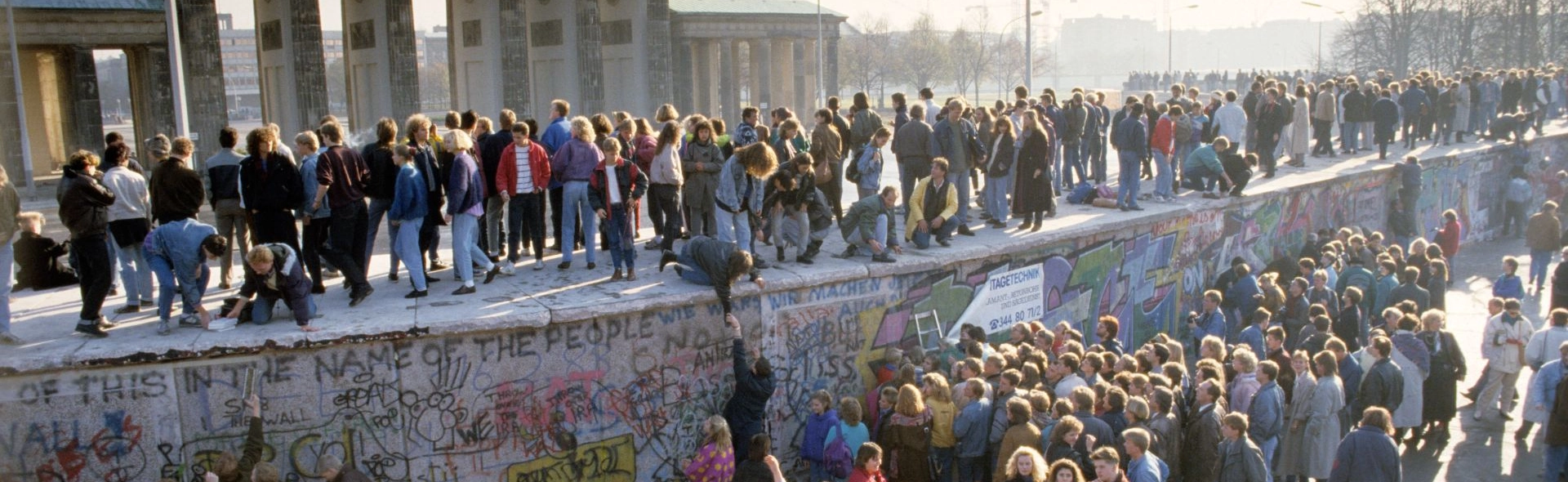 Berliner aus beiden Teilen der Stadt auf der Mauer am Brandenburger Tor. 