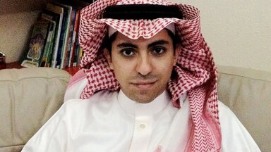  wurde 2012 wegen Beleidigung des Islam zu zehn Jahren Haft, 1.000 öffentlichen Peitschenhieben und einer Geldstrafe verurteilt.