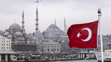 Türkische Flagge am Bosporus