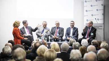 Die Gesprächsrunde im Berliner Bendlerblock (v. l. n. r.): Moderatorin Kirsten von Hardenberg, Professor Karl-Heinz Paqué, Karl Graf Stauffenberg, Armin Fuhrer, Konstantin Kuhle MdB, Professor Johannes Tuchel 