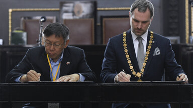 Der Prager Oberbürgermeister Zdeněk Hřib und der Bürgermeister der taiwanischen Hauptstadt Taipeh Ko Wen-je.