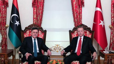 Recep Tayyip Erdogan (r), Präsident der Türkei, und Fayez al-Sarraj, Premierminister von Libyen, nehmen an einem gemeinsamen Treffen im Dolmabahce-Palast teil.