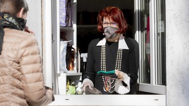 Diese Textilkünstlerin bleibt optimistisch und verkauft aus dem Fenster ihres Geschäfts in Berlin-Schöneberg Schutzmasken.