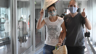 Touristen am Flughafen in Hanoi 