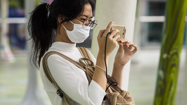 Smartphone-Nutzerin in Bangkok