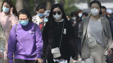 Passanten mit Masken in Asien