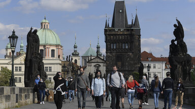 Karlsbrücke mit Passanten