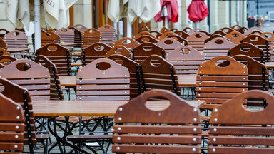 Leere Tische und Stühle