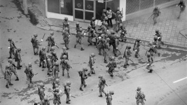 Nach tagelangen Massendemonstrationen der Bevölkerung schlug das Militär die Proteste am 18. Mai gewaltsam nieder. 