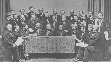 Vertreter der Deutschen Fortschrittspartei 1862, u.a. Rudolf Virchow (2. Reihe, 2. vl.), Franz Duncker (2. Reihe 1.v.l.), Karl Twesten (2. Reihe, 6. vl.) sowie Leopold Freiherr von Hoverbeck (3. Reihe, 5. vl.) (Quelle: ADL, Leopold Freiherr von Hoverbeck)