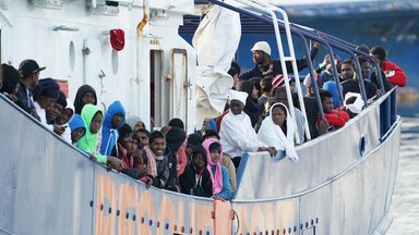 Flüchtlingsboot im Hafen von Messina