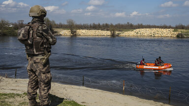 Türkisches Spezialkräfte-Team patrouilliert auf einem Schnellboot entlang des Maritsa-Flusses an der türkisch-griechischen Grenze in der Nähe des Dorfes Karpuzlu in der Region Edirne