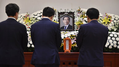 Südkoreaner trauern um den verstorbenen Park Won-soon.