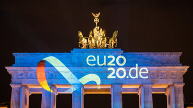 Brandenburger Tor mit Animation des Logos der deutschen Ratspräsidentschaft 