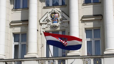 Kroatische Flagge am Parlament in Zagreb