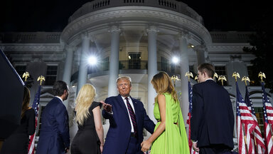 Trump nach seiner Parteitagsrede vor dem Weißen Haus. 