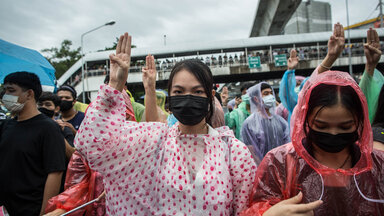 Junge Menschen protestieren in Bangkok