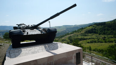 Ein Panzerdenkmal bei Schuschi in der Region Bergkarabach erinnert am 25.06.2014 an die Einnahme der strtegisch wichtigen Stadt Schuschi im Jahr 1992.