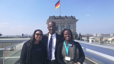 stanislas_zeze_mit_fatoumata_niang_nox_jacolabs_und_josephine_kande_adepme