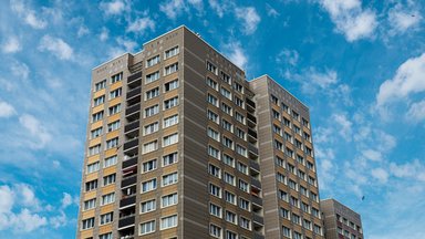 Gebäude vor blauem Himmel