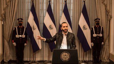 Nayib Bukele (M.), Präsident von El Salvador, spricht auf einer Pressekonferenz.