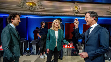 Die Spitzenkandidaten der verschiedenen Parteien bei einer Debatte im niederländischen Fernsehen