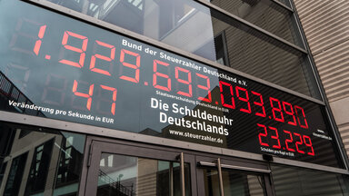 Die Schuldenuhr des Bund der Steuerzahler Deutschland e.V. in Berlin