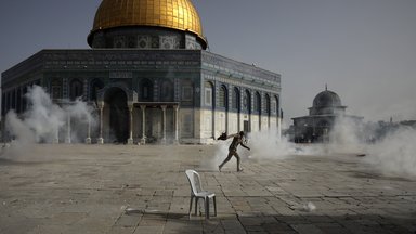 Ein palästinensischer Mann flieht vor Tränengas während Zusammenstößen mit israelischen Sicherheitskräften vor der Felsendom-Moschee auf dem Gelände der Al-Aqsa-Moschee in Jerusalems Altstadt am Montag, 10. Mai 2021. 