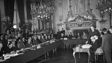 Robert Schuman bei der Unterzeichnung der Schuman-Erklärung