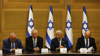 Avigdor Lieberman, Benny Gantz, Yair Lapid und Israels neuer Premierminister Naftali Bennett 