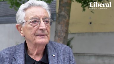 Gerhart Baum spricht am Rande der Benrather Gespräche über sein neues Buch "Freiheit".